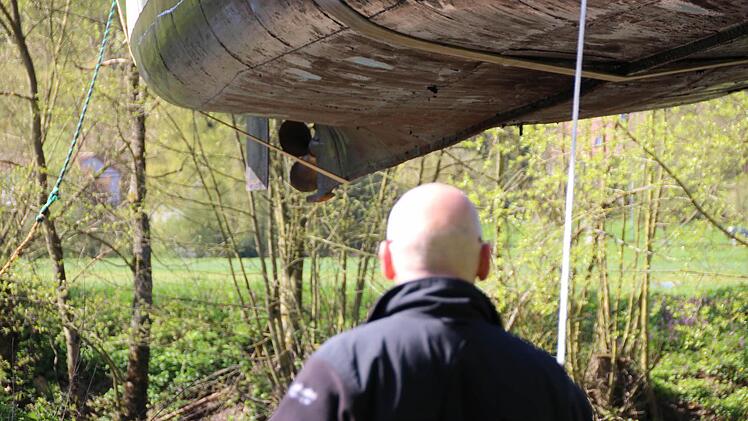 Helmut Fischer schaut der "Kissingen" hinterher, die gerade von einem Krahn ins Wasser gehoben wird und in der Luft schwebt. Foto: Benedikt Borst