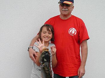 Kassier Ernst Rudolf und sein Schützling freuen sich schon auf das Fischfest. Foto: Geiger/Archiv
