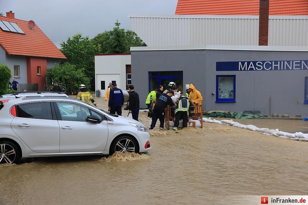 Land unter im Landkreis Bamberg - Ueber 40 Feuerwehren bereits im Einsatz