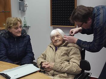 Barbara Gusinde begleitet die 95-jährige Ida Fritsch zum Hörgeräteakustiker. Foto: Gabriele Makowka