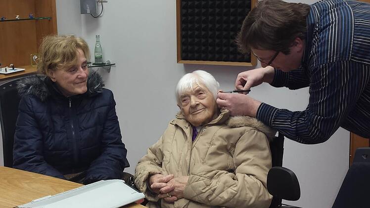 Barbara Gusinde begleitet die 95-jährige Ida Fritsch zum Hörgeräteakustiker. Foto: Gabriele Makowka