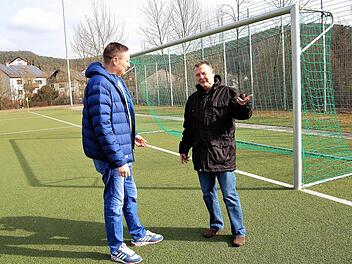 Sorgen um den Fortbestand ihres Traditionsvereins TV Jahn Winkels machen sich Vizepräsident Peter Lanzendörfer (rechts) und Verwaltungsrat Holger Buczynski. Foto: Sigismund von Dobschütz