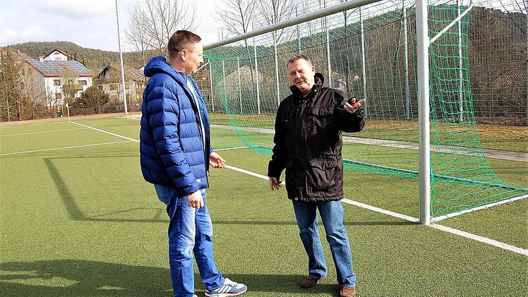 Sorgen um den Fortbestand ihres Traditionsvereins TV Jahn Winkels machen sich Vizepräsident Peter Lanzendörfer (rechts) und Verwaltungsrat Holger Buczynski. Foto: Sigismund von Dobschütz