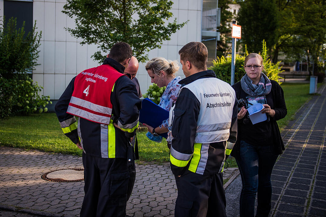 Einsatzkräfte haben in Nürnberg bei Löscharbeiten einen schrecklichen Fund gemacht: Im Schlafzimmer einer Wohnung in Neuröthenbach fanden sie eine verkohlte Leiche.