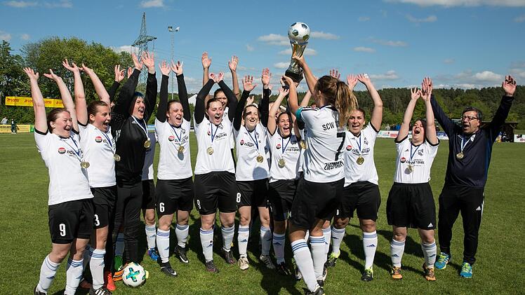 Die Kapit&auml;nin des SCW Obermain, Laura Ziegmann, rei&szlig;t den Pokal hoch. Das Team freut sich &uuml;ber den Gewinn des Kreispokals. Foto: Heinrich Wei&szlig;