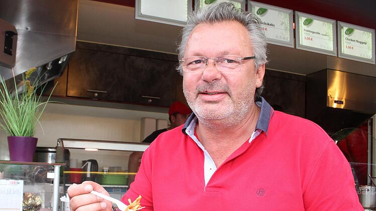 "Schmeckt gut", war das Statement von Ronald Röttgen. Erst asiatisch, dann syrisches Essen und zum Nachtisch eine Süßigkeit. "Es ist total schön hier", so Röttgen. Foto: Sonny Adam
