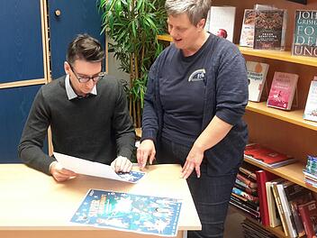 Die Plakate sind da, das Programm steht in groben Zügen fest. Elisabeth Kinalele (rechts) und Jan Marberg besprechen die Details im Vorfeld der Kinderradionacht am 30. November. Foto: Rolf Pralle