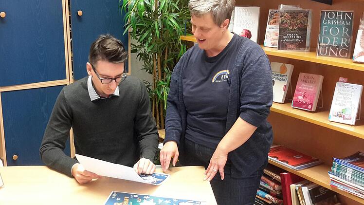 Die Plakate sind da, das Programm steht in groben Zügen fest. Elisabeth Kinalele (rechts) und Jan Marberg besprechen die Details im Vorfeld der Kinderradionacht am 30. November. Foto: Rolf Pralle