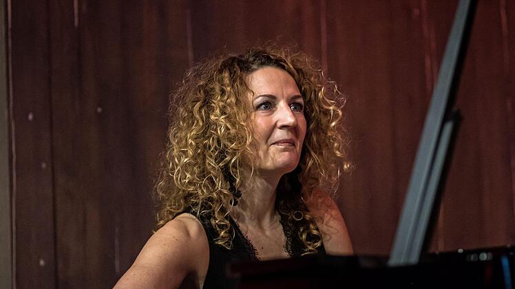 Gelungener Start in das neue Konzertjahr bei "Leise am Markt": Beatrice Kahl und John Davis begeisterten das Publikum in Coburg.Foto: Jochen Berger