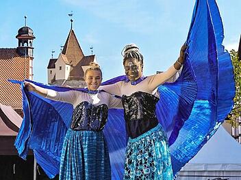 Stelzenläufer am Sonntag in der Hauptstraße: Nach der "Phantasie" folgen beim Kulturfestival im kommenden Jahr die "Glückssachen" als Thema .  Foto: Birgit Jentsch