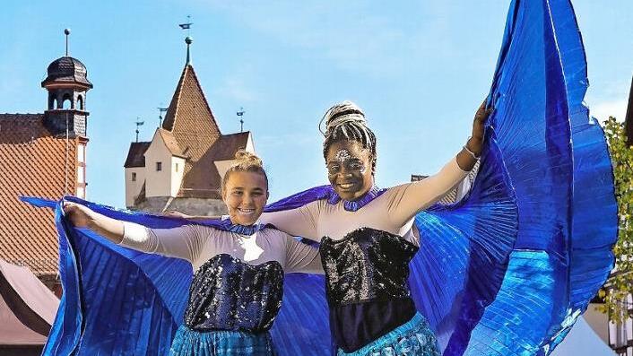 Stelzenläufer am Sonntag in der Hauptstraße: Nach der "Phantasie" folgen beim Kulturfestival im kommenden Jahr die "Glückssachen" als Thema .  Foto: Birgit Jentsch
