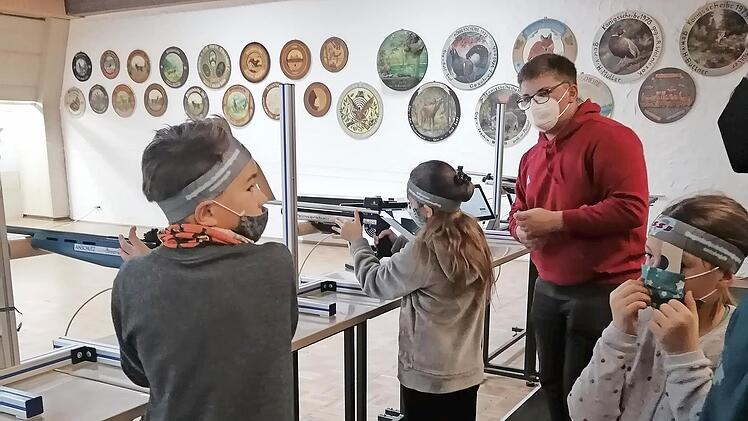 Der Schützenverein Grub am Forst gewährte den Jungen und Mädchen einen umfassenden Einblick in den Schießsport.