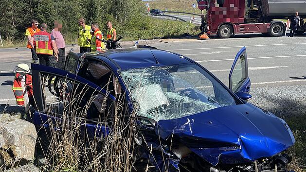 Selbitz: Frontalzusammensto&szlig; zwischen Auto und Lkw