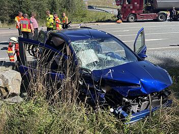 Selbitz: Frontalzusammenstoß zwischen Auto und Lkw