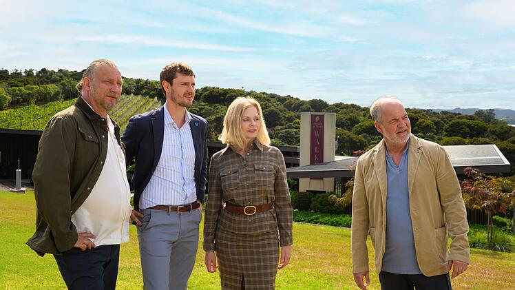 Die Mosel-Winzerin Esther Sarchow (Susanna Simon) und ihre Mitarbeiter Erik Milewski (Matthias Komm, links) und Marco Zurheide (Frédéric Brossier) besichtigen das riesige Weingut von Tom Walker (Marek Erhardt).