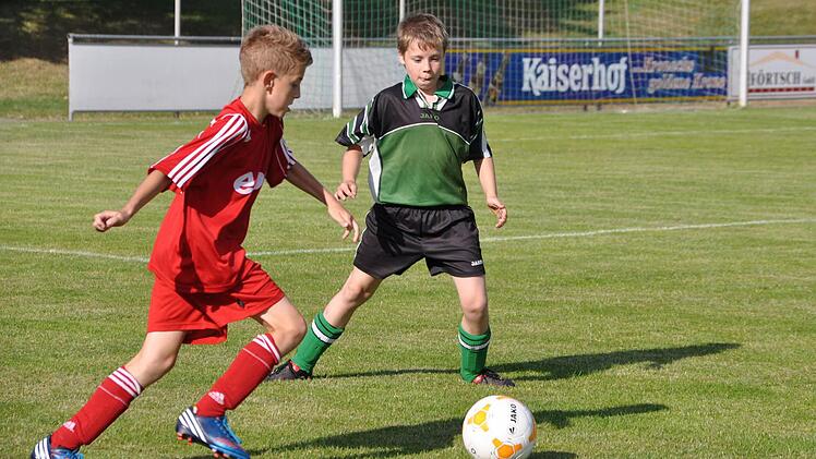 Vor dem Benefizspiel fand eine Begegnung statt, in der die besten Nachwuchsfußballer des Jahrgangs 2002 in einem Nord-Süd-vergleich gegeneinander antreten.