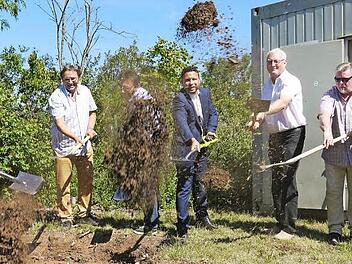 Schwungvoller Start in den Umbau der Meschenbacher Kläranlage. Martin Rauscher, Jürgen Carl, Rolf Rosenbauer (verdeckt), Martin Finzel, Jürgen Kittner, Joachim Hassel und Jürgen Wittmann (von links) vollzogen den symbolischen Spatenstich. Fotos: Berthold Köhler