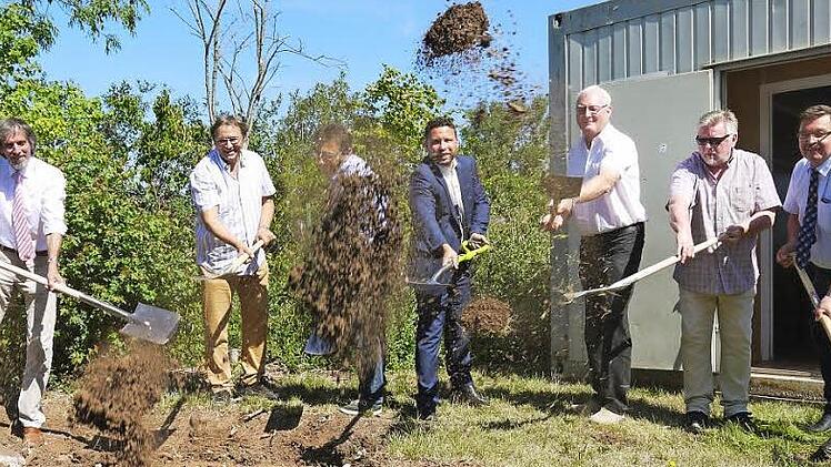 Schwungvoller Start in den Umbau der Meschenbacher Kläranlage. Martin Rauscher, Jürgen Carl, Rolf Rosenbauer (verdeckt), Martin Finzel, Jürgen Kittner, Joachim Hassel und Jürgen Wittmann (von links) vollzogen den symbolischen Spatenstich. Fotos: Berthold Köhler