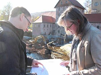 Martin Rottenberger und Birgit Imhof vom Wasserwirtschaftsamt Bad Kissingen sind froh, dass sie von Anfang an in die Planungen für die Sanierung des Aschacher Wehrs einbezogen wurden. Die Anlage hat für sie Vorbildcharakter. Foto: Carmen Schmitt