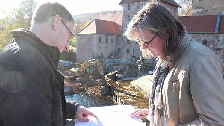 Martin Rottenberger und Birgit Imhof vom Wasserwirtschaftsamt Bad Kissingen sind froh, dass sie von Anfang an in die Planungen für die Sanierung des Aschacher Wehrs einbezogen wurden. Die Anlage hat für sie Vorbildcharakter. Foto: Carmen Schmitt