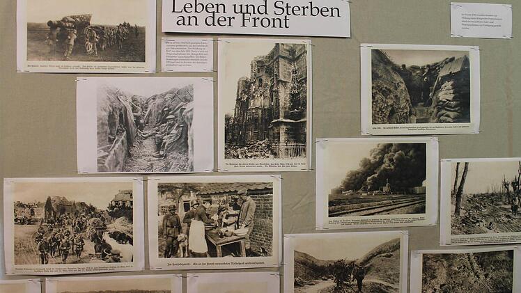 Die Ausstellung bietet auch etliche Fotos, die das Leben an der Front darstellen. Foto: Janina Reuter