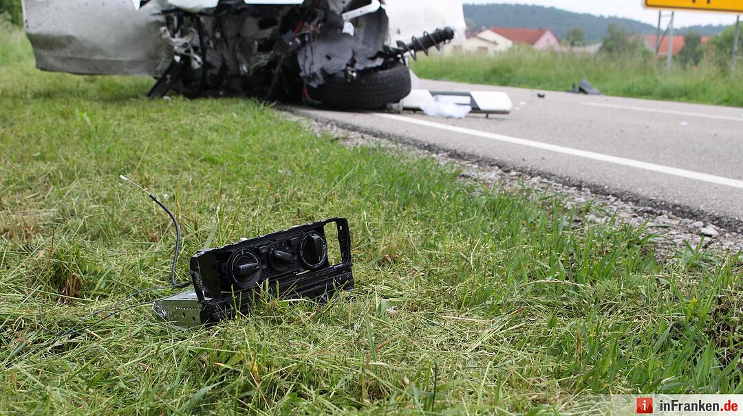 Fahrzeuge kollidieren auf Staatsstrasse
