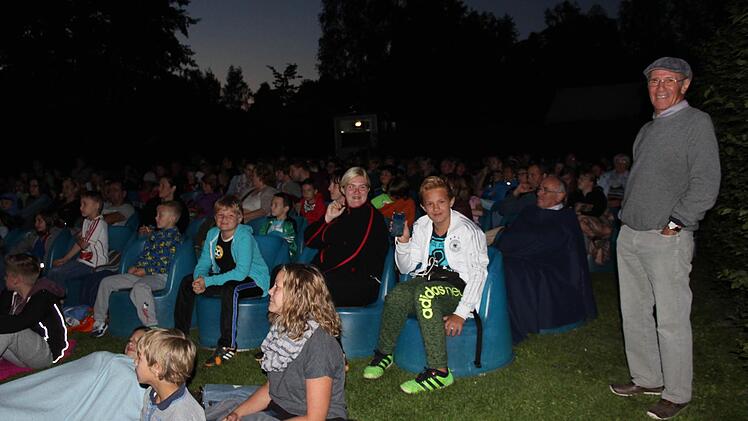 Ben Burrebaba (rechts) wirft einen zufriedenen Blick in den Freiluft-Kinosaal und die Besucher machen es sich gem&uuml;tlich. Foto: Manja von Nida