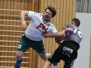 Der Schweinfurter Gegenwehr von Benjamin Stark (rechts) hatte Nüdlingens Bastian Kiesel nicht viel entgegenzusetzen.  Foto: Hopf