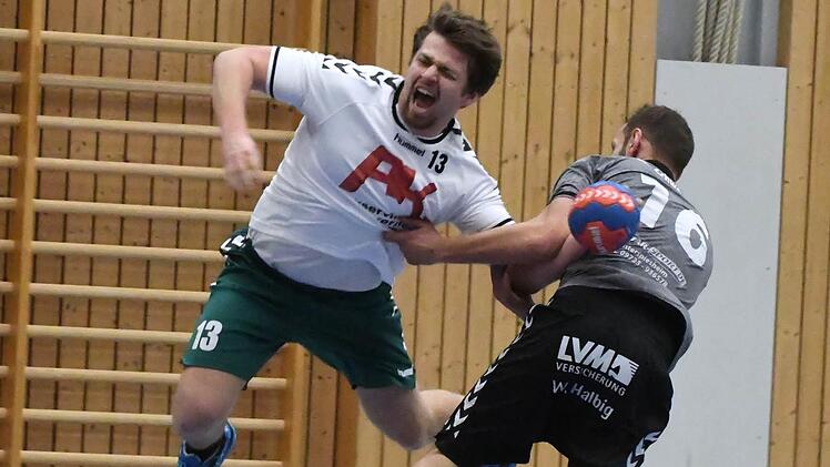 Der Schweinfurter Gegenwehr von Benjamin Stark (rechts) hatte Nüdlingens Bastian Kiesel nicht viel entgegenzusetzen.  Foto: Hopf