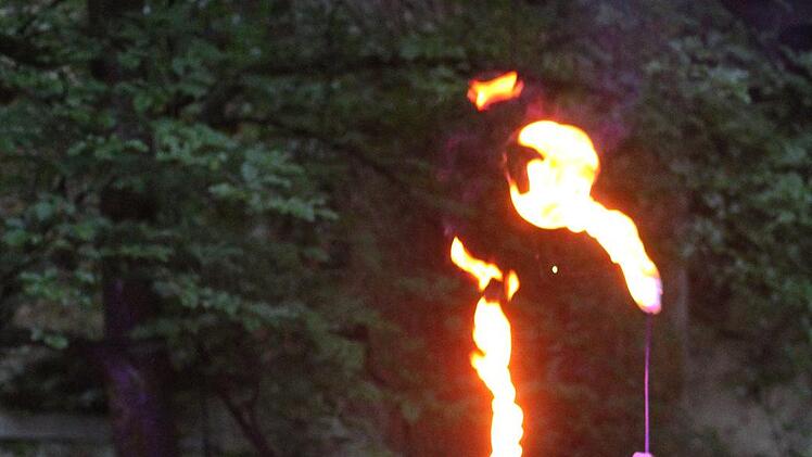 Anne Devries spielt mit dem Feuer - auf anmutige, faszinierende Weise