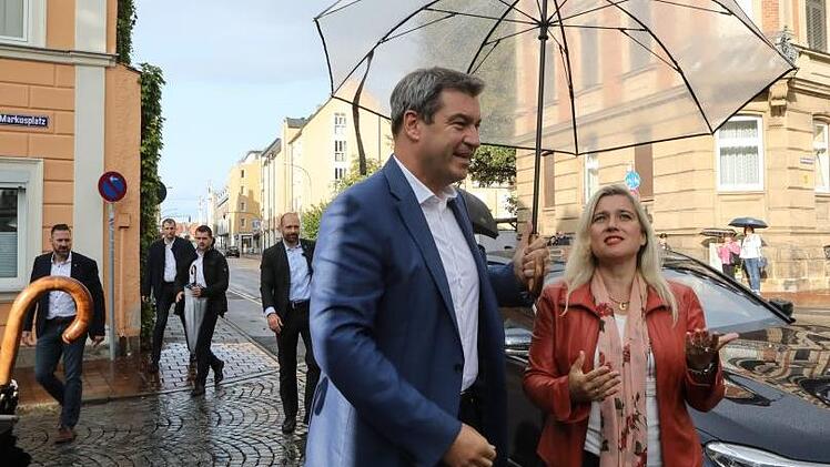 Söder kommt am Markusplatz an. Im Hintergrund passen die Personenschützer auf. Foto: Barbara Herbst