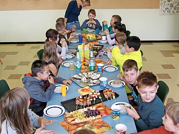 Ein gesundes und leckeres "Pausenbrot" gab es für die Pressecker Grundschüler. Foto: Klaus Klaschka