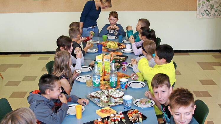Ein gesundes und leckeres "Pausenbrot" gab es für die Pressecker Grundschüler. Foto: Klaus Klaschka