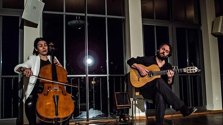 Das Duo Zaruk mit Iris Azquinezer und Rainer Seiferth begeisterte zahlreiche Zuhörer im Coburger Haus Contakt.Foto: Jochen Berger