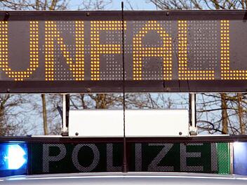 Am Donnerstagabend fuhr ein 21-j&auml;hriger Autofahrer aufgrund zu hoher Geschwindigkeit gegen einen Baumstumpf. Weil er nicht angeschnallt war, prallte er gegen die Frontscheibe und zog sich eine Gehirnersch&uuml;tterung zu. Symbolbild: Carsten Rehder/dpa