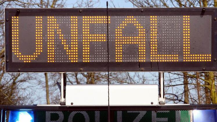 Am Donnerstagabend fuhr ein 21-j&auml;hriger Autofahrer aufgrund zu hoher Geschwindigkeit gegen einen Baumstumpf. Weil er nicht angeschnallt war, prallte er gegen die Frontscheibe und zog sich eine Gehirnersch&uuml;tterung zu. Symbolbild: Carsten Rehder/dpa