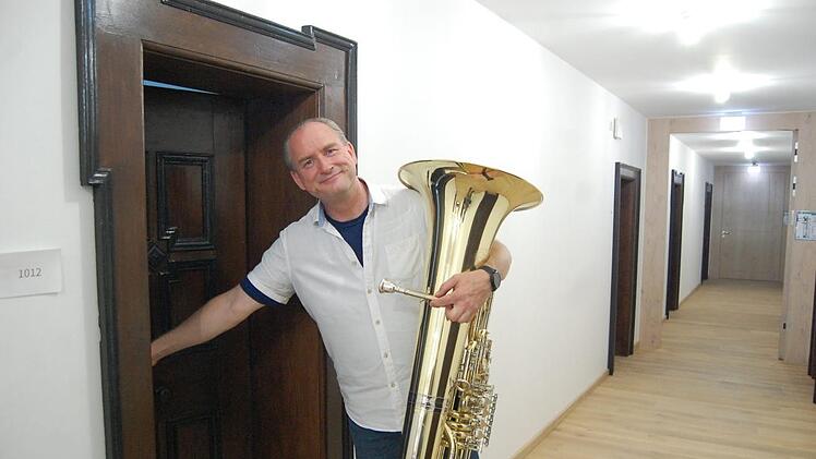 An der Musikakademie gelangen Dozenten und Kursteilnehmer zum &Uuml;bernachten durch schmale T&uuml;ren in die ehemaligen Klosterzellen. Foto: Wolfgang D&uuml;nnebier