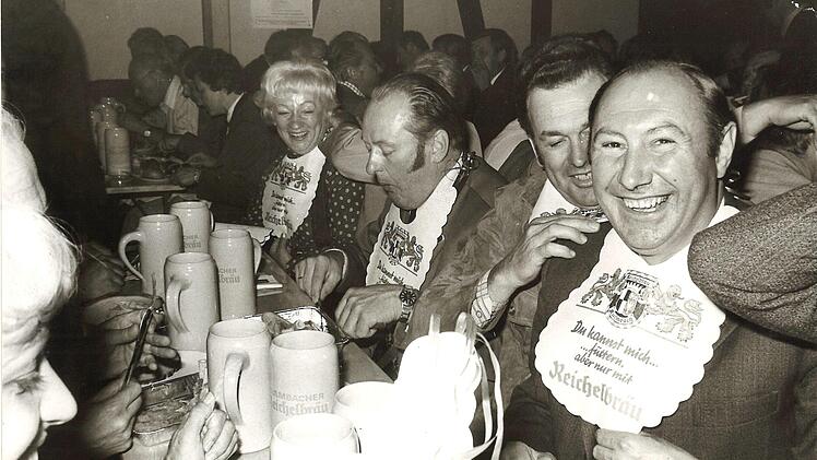 Der kürzlich gestorbene Domkapitular und früherer Stadtpfarrer Hans Wich (rechts) wird bei der Bierwoche umsorgt. Foto: Archiv Bayerische Rundschau