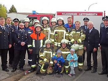 Die Teilnehmer der Leistungspr&uuml;fung sowie die Kommandanten aus Schw&uuml;rbitz mit den Schiedsrichtern und B&uuml;rgermeister Helmut Fischer (Zweiter von rechts). Auch die vierte Generation Feuerwehrleute aus dem Hause Winterbauer musste "strammstehen". Foto: Stefan Motschenbacher