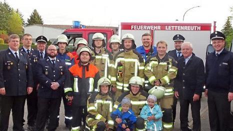 Die Teilnehmer der Leistungspr&uuml;fung sowie die Kommandanten aus Schw&uuml;rbitz mit den Schiedsrichtern und B&uuml;rgermeister Helmut Fischer (Zweiter von rechts). Auch die vierte Generation Feuerwehrleute aus dem Hause Winterbauer musste "strammstehen". Foto: Stefan Motschenbacher