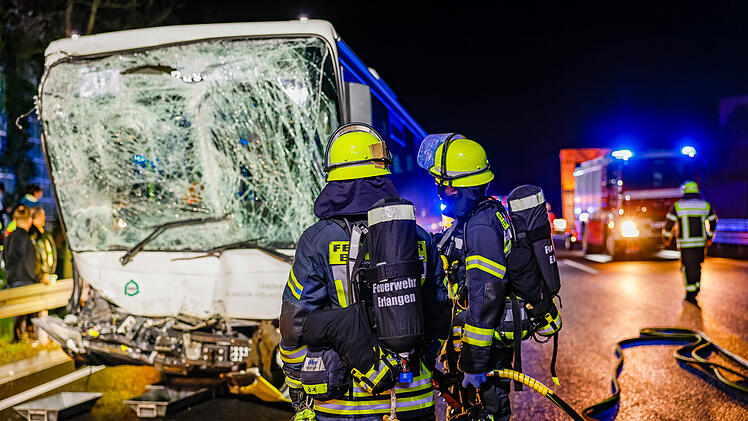 14 Verletzte bei schwerem Unfall auf der A73 in Erlangen