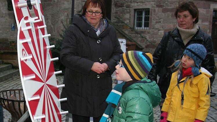 Das Kiwanis-Glücksrad  in der Waaggasse ist ein Riesenspaß für die Kinder.