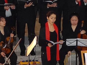 Anna Bauer aus Unterpreppach (mit rotem Schal) glänzte als eine der Solistinnen beim Kirchenkonzert in Ebern mit ihrer glockenreinen Sopran-Stimme. Fotos: Johanna Eckert