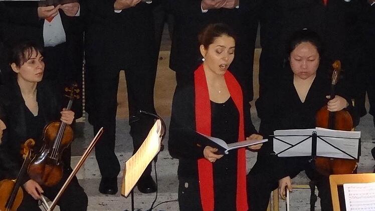 Anna Bauer aus Unterpreppach (mit rotem Schal) glänzte als eine der Solistinnen beim Kirchenkonzert in Ebern mit ihrer glockenreinen Sopran-Stimme. Fotos: Johanna Eckert