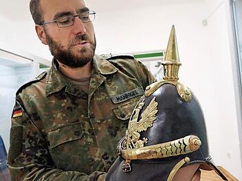 Jan Mannigel zeigt eine preußische Pickelhaube. Fotos: Arkadius Guzy