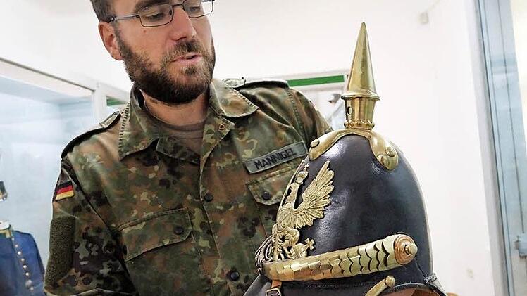 Jan Mannigel zeigt eine preußische Pickelhaube. Fotos: Arkadius Guzy