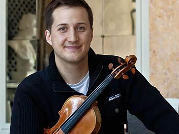 Coburgs Erster Konzertmeister Martin Emmerich ist der Solist im Violinkonzert von Erich Wolfgang Korngold. Das Werk erklingt beim "Concertino" am Samstag (11 Uhr) und beim Sinfoniekonzert am Montag (20 Uhr) im Landestheater. Foto: Jochen Berger