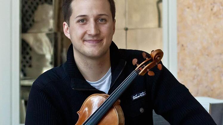 Coburgs Erster Konzertmeister Martin Emmerich ist der Solist im Violinkonzert von Erich Wolfgang Korngold. Das Werk erklingt beim "Concertino" am Samstag (11 Uhr) und beim Sinfoniekonzert am Montag (20 Uhr) im Landestheater. Foto: Jochen Berger