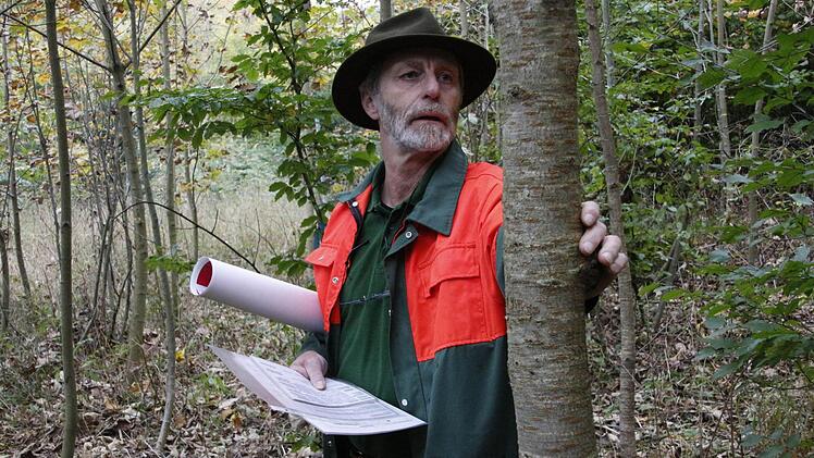 Förster Bittermann erklärt, welche Baumarten ihre Äste abwerfen und welche die Äste behalten.  Fotos: J. Hofbauer