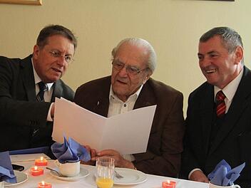 Hans Neuner freut sich über das Schreiben von Ministerpräsident Horst Seehofer zu seinem Jubeltag, das ihm der Kulmbacher Oberbürgermeister Henry Schramm (links) überreicht. Auch der Seniorenbeauftragte des Landkreises, Erhard Hildner, gratulierte zum 100. Geburtstag. Foto: Sonja Adam